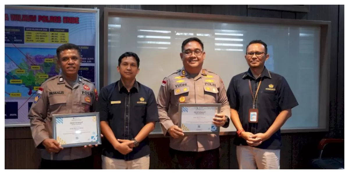 Kapolres Ende AKBP Yudhi Franata menerima dua penghargaan dari KPPN Ende atas prestasi pengelolaan keuangan negara Semester I Tahun Anggaran 2026. (Foto/ ist)