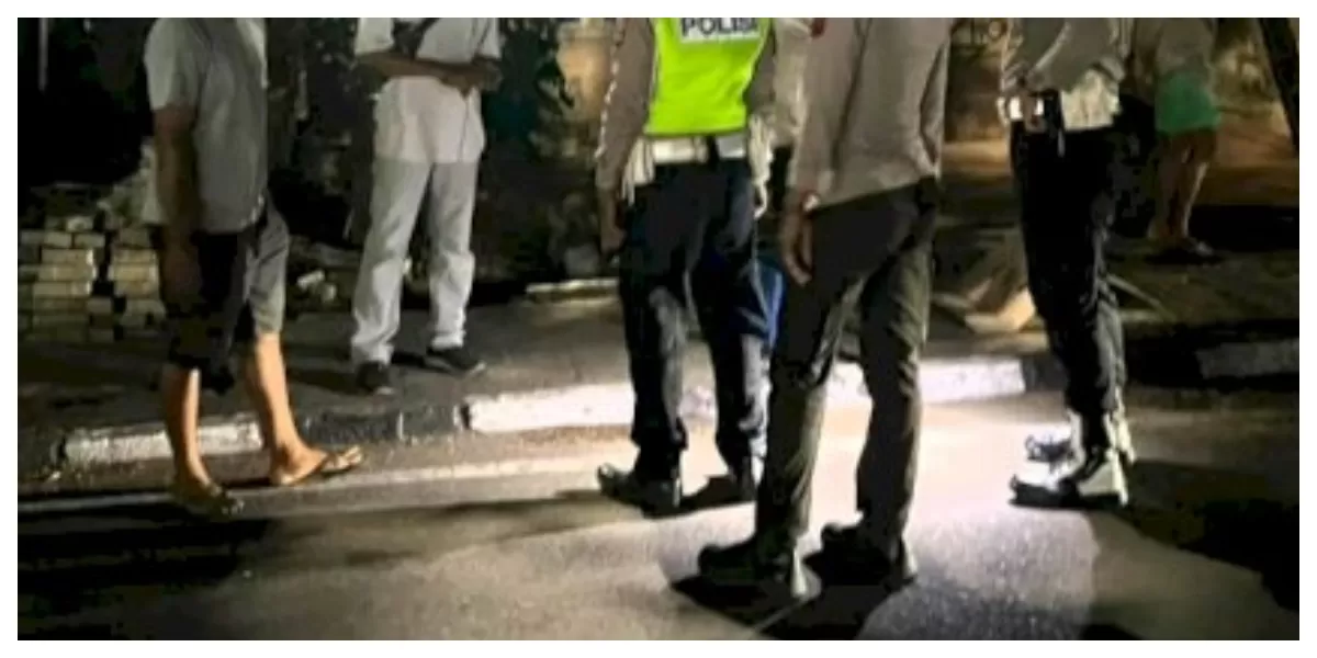 Personel Polres Flores Timur melaksanakan patroli Harkamtibmas di Kota Larantuka, membubarkan kelompok pemuda pesta miras serta menyampaikan imbauan keamanan kepada masyarakat.  (Foto TBN Polres Flotim)