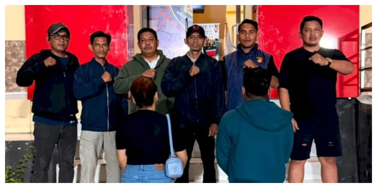 Petugas Ditres PPA dan PPO Polda NTT melakukan pemeriksaan terhadap dua terduga kasus perzinaan setelah diamankan dari wilayah Kelurahan Oebufu, Kota Kupang. (Foto TBN Polda NTT)
