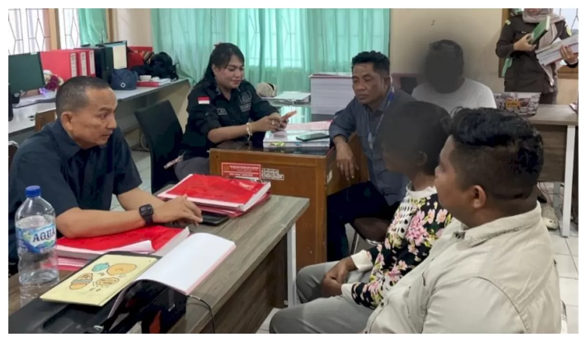 Tersangka kasus dugaan penyalahgunaan pengangkutan dan niaga solar subsidi saat diserahkan penyidik Ditreskrimsus Polda NTT kepada Jaksa Penuntut Umum beserta barang bukti pada proses Tahap II. (Foto TBN Polda NTT)
