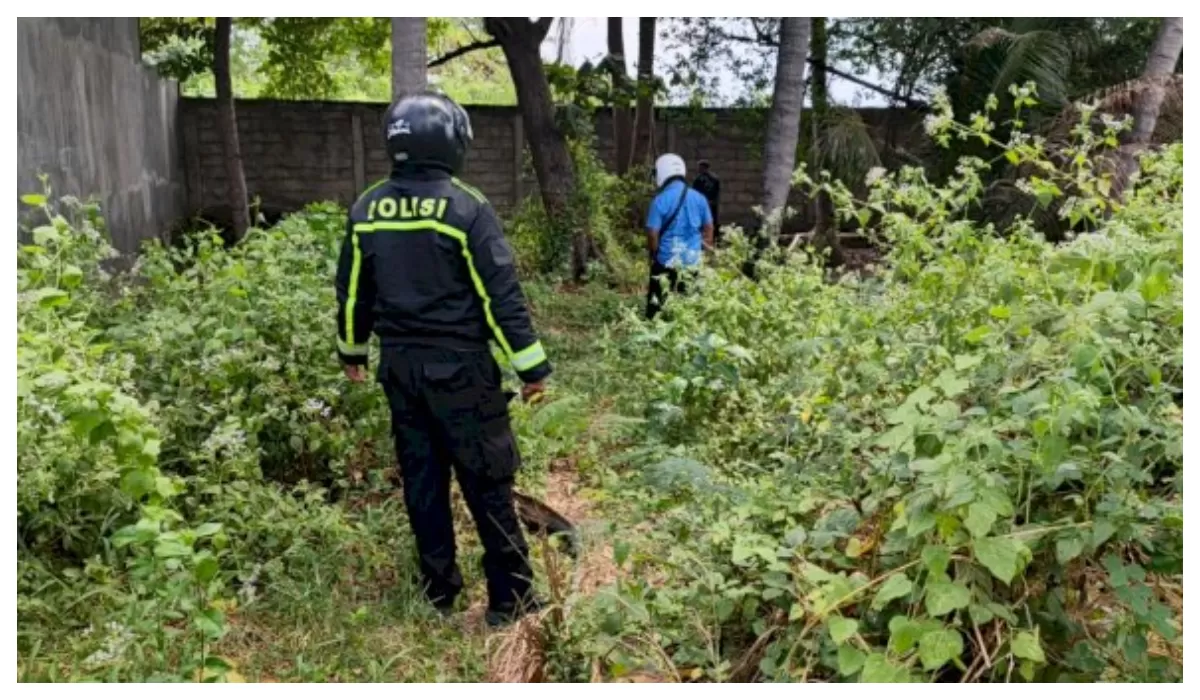 Kapolsek Kewapante bersama personel kepolisian dan keluarga korban menyisir gudang serta rumah warga di Dusun Wairhabi dalam pencarian hari kedelapan Maria Oktavania. (Foto TBN Polres Sikka)