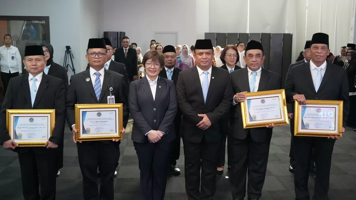 Wakil Kepala BGN Agustina Arumsari bersama Trenggono memperkenalkan lima pejabat tinggi madya baru kepada wartawan di kantor BGN, Jakarta Pusat, Selasa (21/7/2026). (Foto BGN)