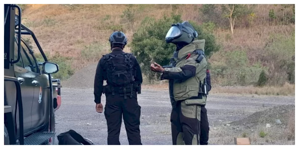 Tim Jibom Detasemen Gegana Sat Brimob Polda NTT memusnahkan tiga bom pipa rakitan di Desa Oyangbara, Flores Timur, Kamis (23/7/2026), pascakonflik. (Foto TBN Polda NTT)