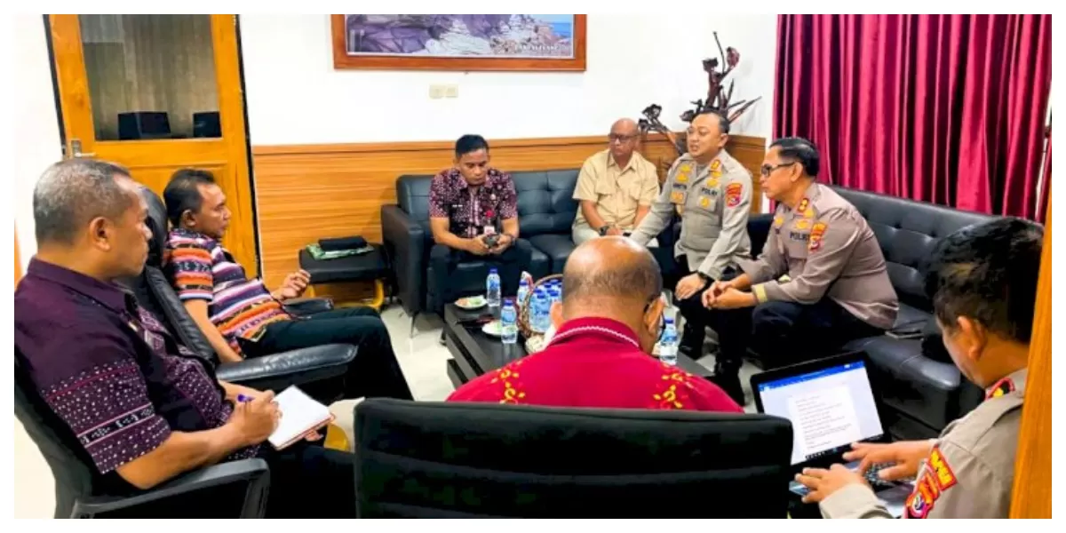 Kapolres Flores Timur bersama Bupati Flores Timur memimpin pertemuan koordinasi percepatan rekonsiliasi pascaperselisihan warga di Adonara Timur melibatkan lintas sektor daerah. (Foto TBN Polda NTT)