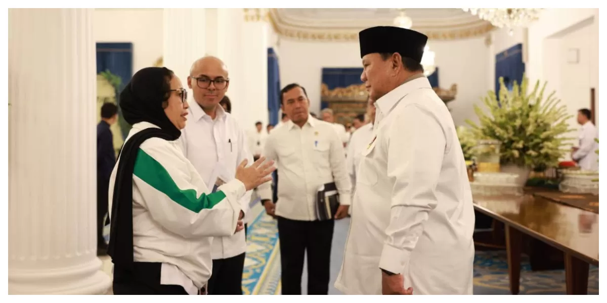 Mantan Kepala Badan Gizi Nasional Nanik S. Deyang berbincang dengan Presiden Prabowo Subianto di sela-sela suatu acara sebelum pergantian kepemimpinan BGN.
