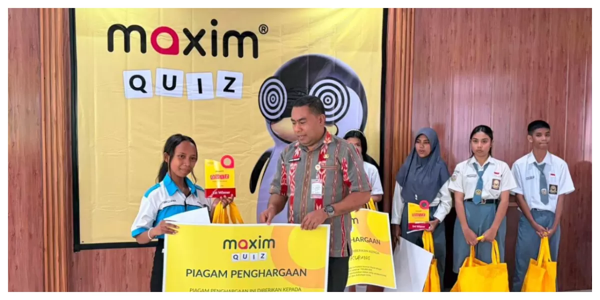 Perwakilan Maxim menyerahkan hadiah kepada para pemenang Maxim Quiz English Competition usai final kompetisi Bahasa Inggris tingkat SMK terbesar pertama di NTT.