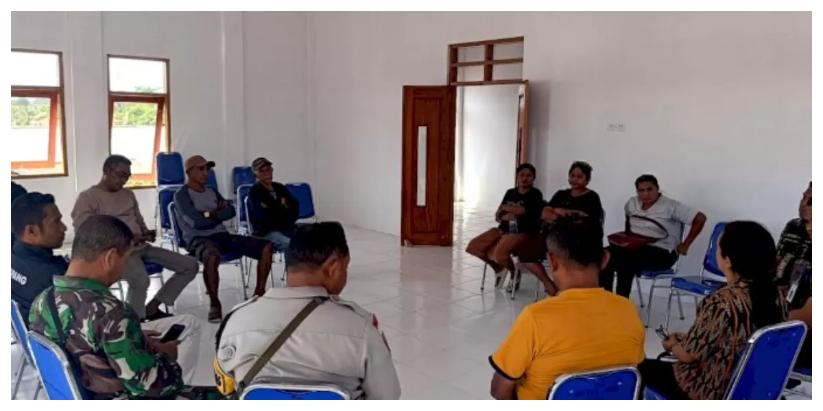 Bhabinkamtibmas bersama pemerintah kelurahan memimpin mediasi distribusi minyak tanah di Airnona hingga warga dan pengelola pangkalan mencapai kesepakatan damai bersama. (Foto TBN Polresta Kupang Kota)