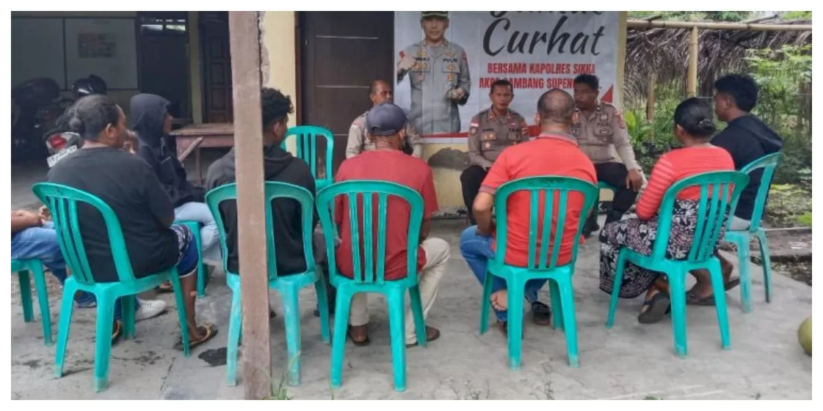 Kapolsek Kewapante IPTU Chairil Syafar berdialog dengan warga saat Jumat Curhat, menyerap keluhan mengenai pemuda mabuk, musik bising, dan knalpot racing. (Foto TBN Polres Sikka)