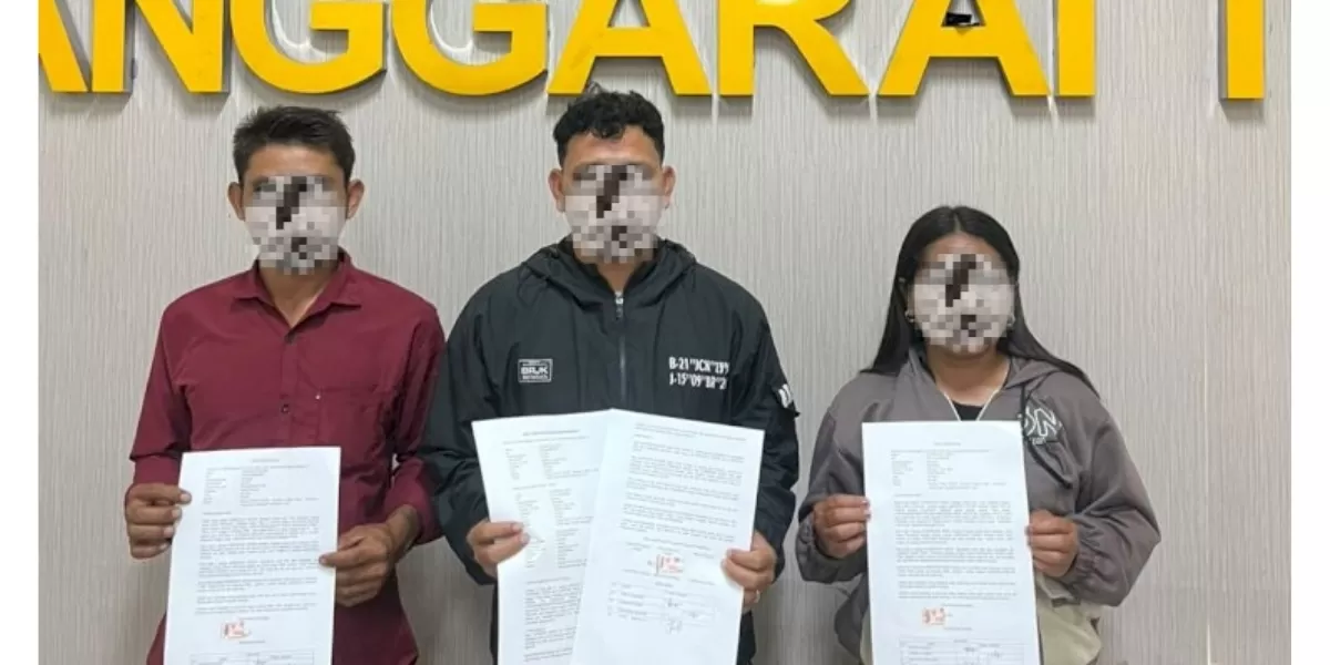 Pelapor, terlapor, dan penyidik Unit PPA Satreskrim Polres Manggarai Timur memperlihatkan dokumen kesepakatan perdamaian usai penyelesaian perkara melalui Restorative Justice. (Foto TBN Polres Matim)
