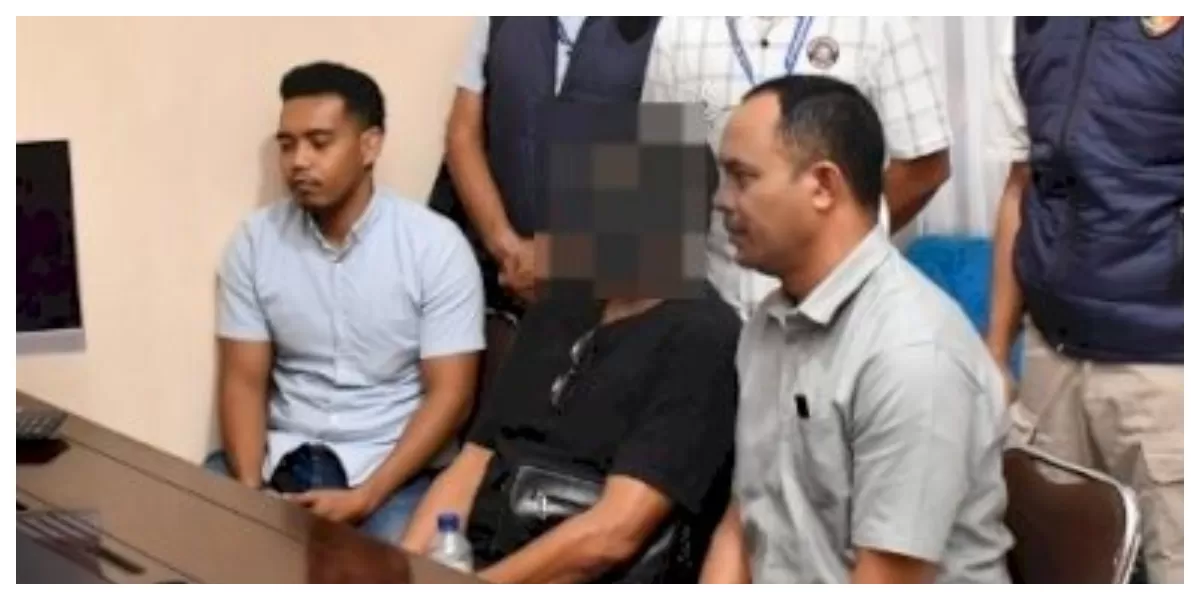 Petugas kepolisian mengamankan seorang tersangka saat proses pemeriksaan dalam pengungkapan kasus dugaan korupsi subsidi kapal penyeberangan angkutan perintis di NTT. (Foto TBN Polda NTT)