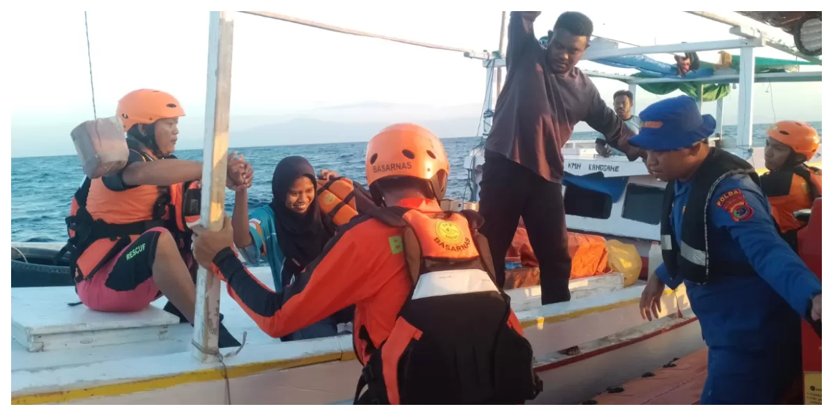 Tim SAR Gabungan mengevakuasi penumpang KM Rengganis usai kapal mengalami mati mesin di perairan Sikka, seluruh tujuh orang dipastikan selamat. (Foto SAR Maumere)
