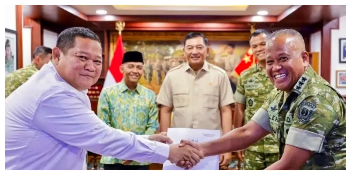 Menteri Pertahanan Sjafrie Sjamsoeddin menerima Menteri Kehutanan Raja Juli Antoni saat penyerahan SK PPKH untuk pembangunan Yonif Teritorial Pembangunan TNI AD di Jakarta. (Foto Menhan)