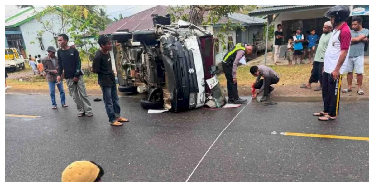 Kondisi mobil pikap dan Mitsubishi Xpander usai tabrakan di Jalan Raya Marombok, Labuan Bajo. Delapan orang terluka, polisi masih menyelidiki penyebab kecelakaan. (Foto TBN Polres Mabar)