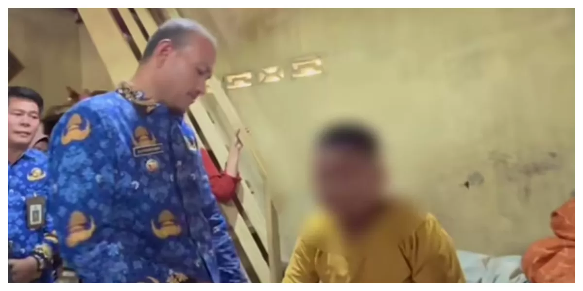 Wali Kota Tanjungbalai, Mahyaruddin Salim, berbincang dengan korban saat mengunjungi kediamannya untuk memastikan kondisi psikologis sekaligus memberikan dukungan agar tetap melanjutkan pendidikan.
