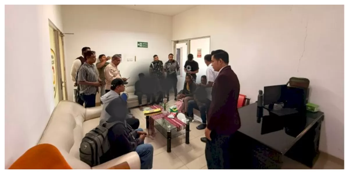 Petugas Polda NTT bersama BP3MI memeriksa lima calon pekerja migran yang diamankan sebelum berangkat melalui Bandara El Tari Kupang. (Foto TBN Polda NTT)