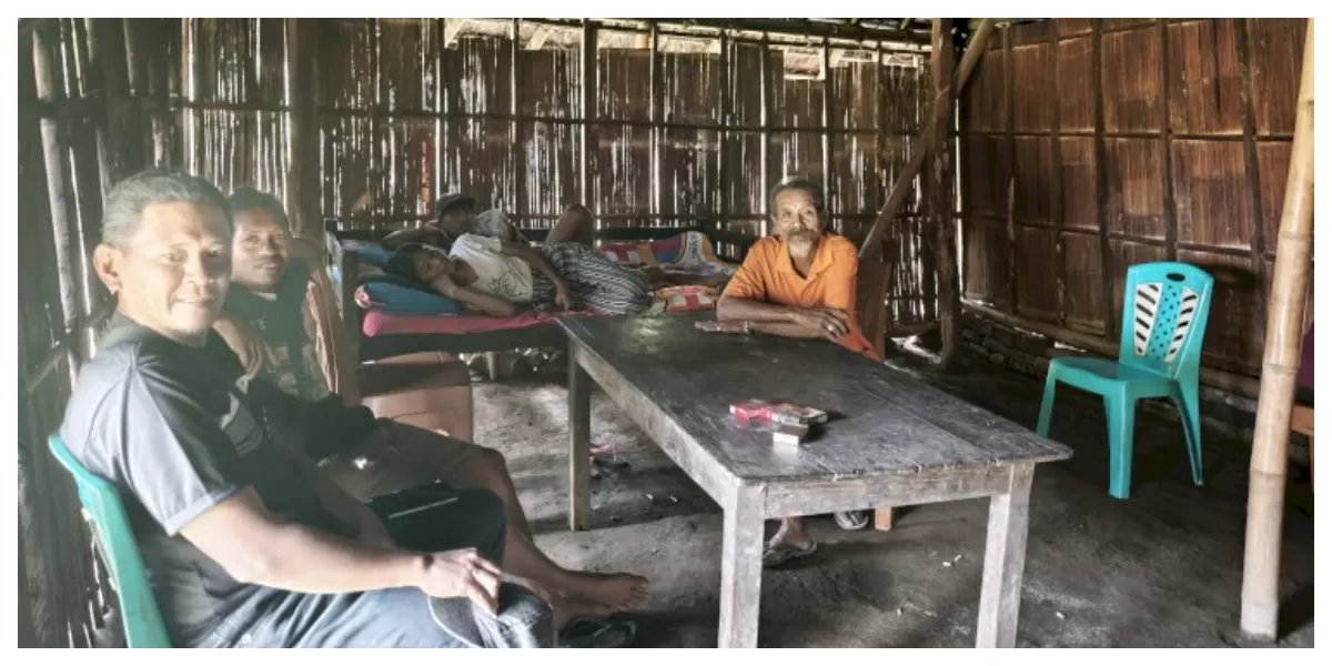 Tokoh adat Adonara Lukas Orong bersama Tim Mediasi membahas langkah perdamaian untuk menyelesaikan konflik komunal melalui pendekatan adat Lamaholot. (Foto TBN Polda NTT)