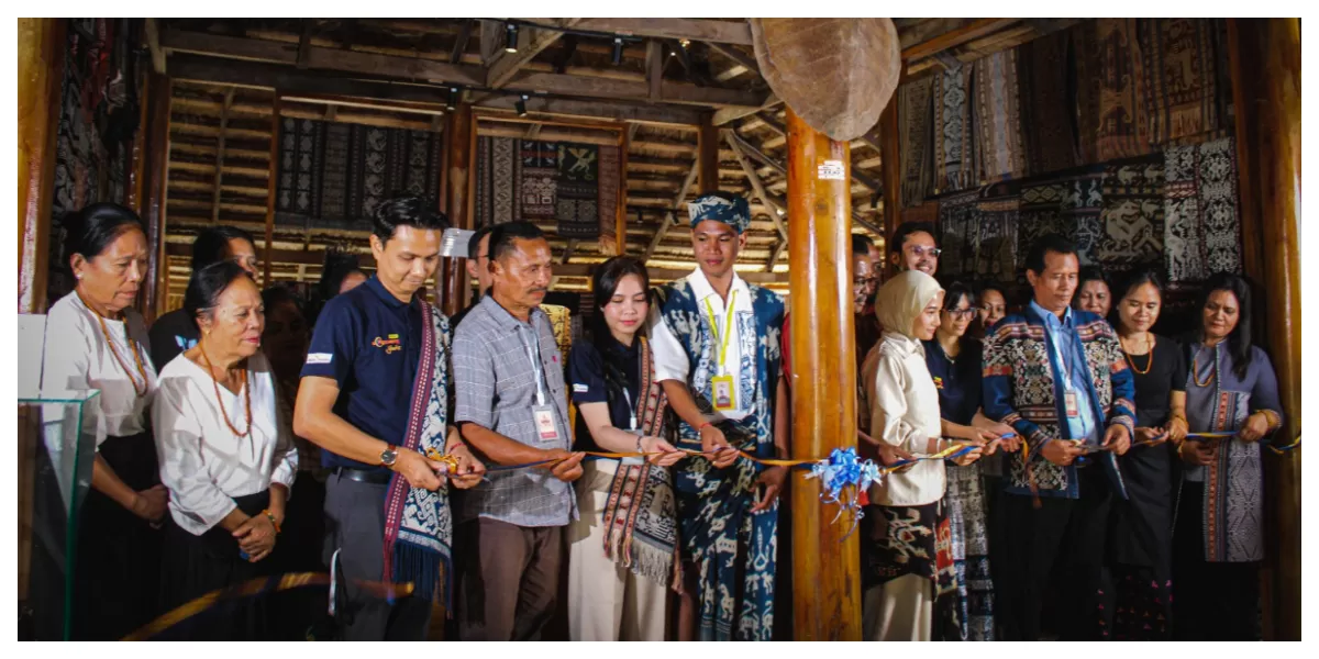 Suasana peresmian Sumba Weaving Museum di Kampung Raja Pao, Sumba Timur, dihadiri masyarakat, tokoh daerah, perajin tenun, dan tamu undangan.    (Foto dok.)
