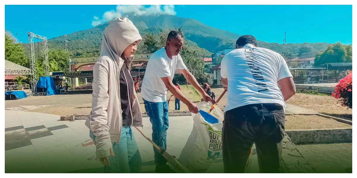 Pegawai Dinas Lingkungan Hidup Kabupaten Flores Timur membersihkan kawasan Taman Kota Felix Fernandez, Larantuka, Rabu (29/7/2026), sebagai persiapan Festival Bale Nagi 2026. (Foto/ ist)