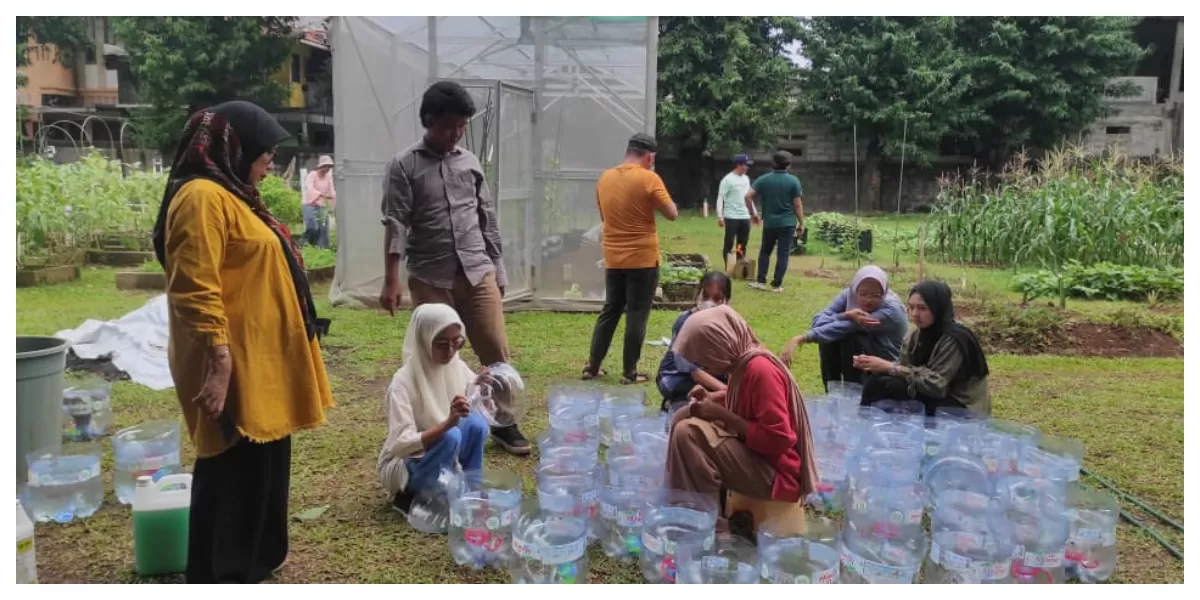 : Mahasiswa dan warga mengikuti pelatihan pembuatan hidroponik sistem sumbu menggunakan galon plastik bekas sebagai media tanam urban farming ramah lingkungan. (Foto: Dok. Universitas Trilogi)