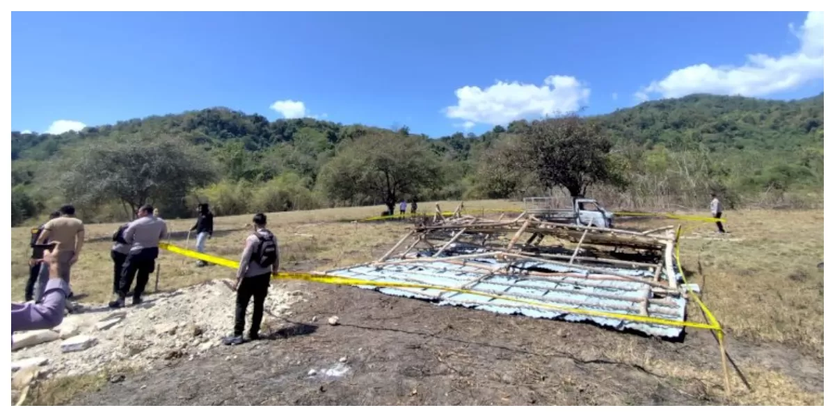 Personel gabungan Polres Manggarai Barat berjaga di kawasan Lengkong Warang, Desa Tanjung Boleng, setelah bentrokan sengketa lahan memicu pembakaran kendaraan warga. (Foto TBN Polda NTT)