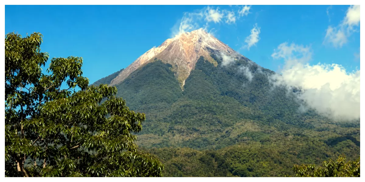 Gunung Egon di Kabupaten Sikka, Nusa Tenggara Timur, tampak menjulang dengan kepulan awan di sekitar puncaknya. Gunung berapi aktif ini menjadi salah satu kawasan yang mendapat perhatian dalam operasi