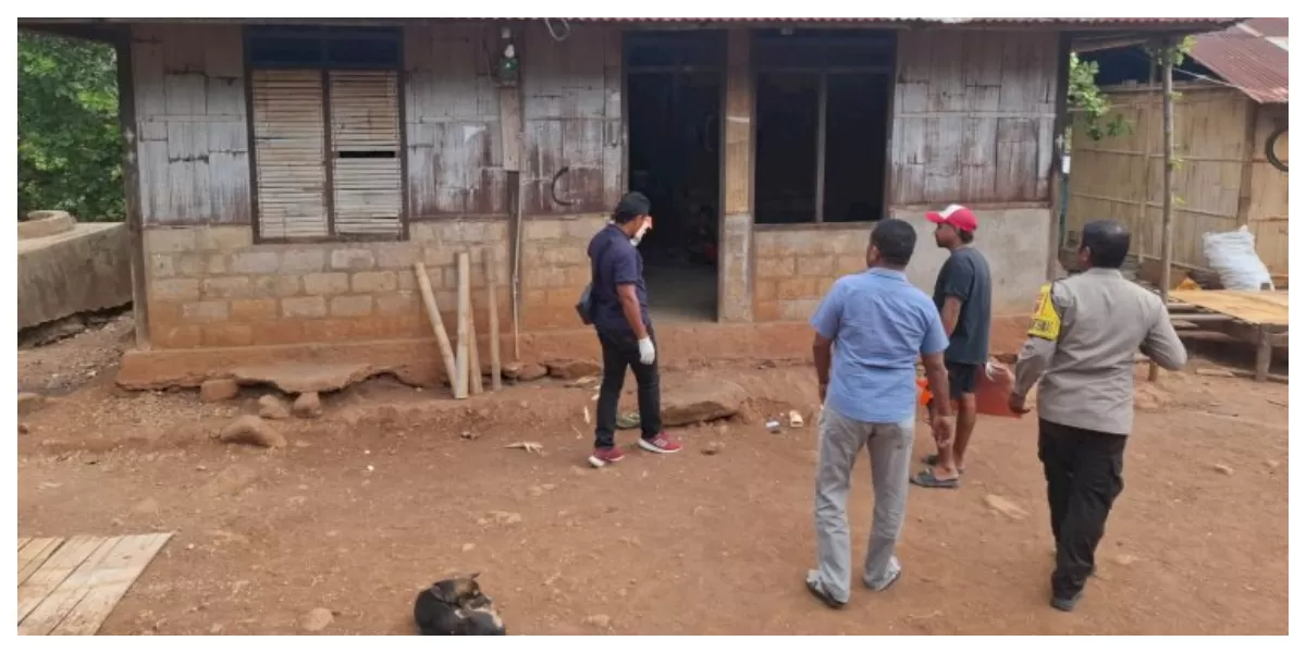 Aparat kepolisian bersama personel keamanan setempat menuju rumah korban dan lokasi kejadian perkara setelah menerima laporan pria ditemukan meninggal tergantung di Sikka. (Foto TBN Polres Sikka)