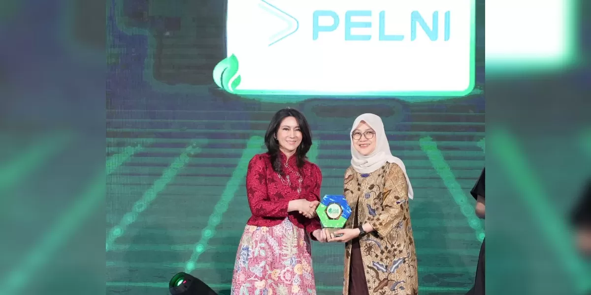 Direktur Keuangan dan Manajemen Risiko PELNI Triswahyu Herlina saat menerima penghargaan Anugerah ESG 2026 dari IDX Channel di Jakarta, Selasa (29/7). (Foto PELNI)