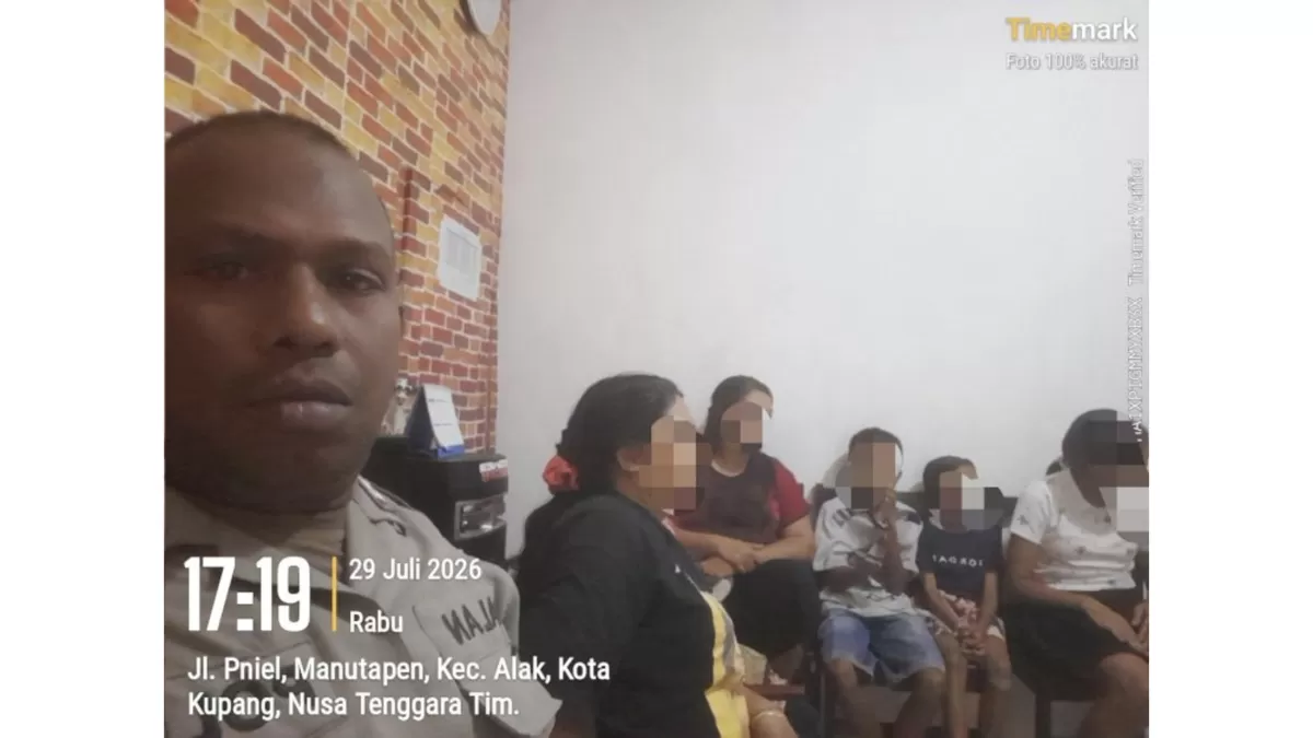 Bhabinkamtibmas Kelurahan Manutapen memediasi perselisihan dua keluarga di Kupang guna menjaga kerukunan warga serta mencegah konflik meluas di lingkungan. (Foto TBN Polresta Kupang Kota)