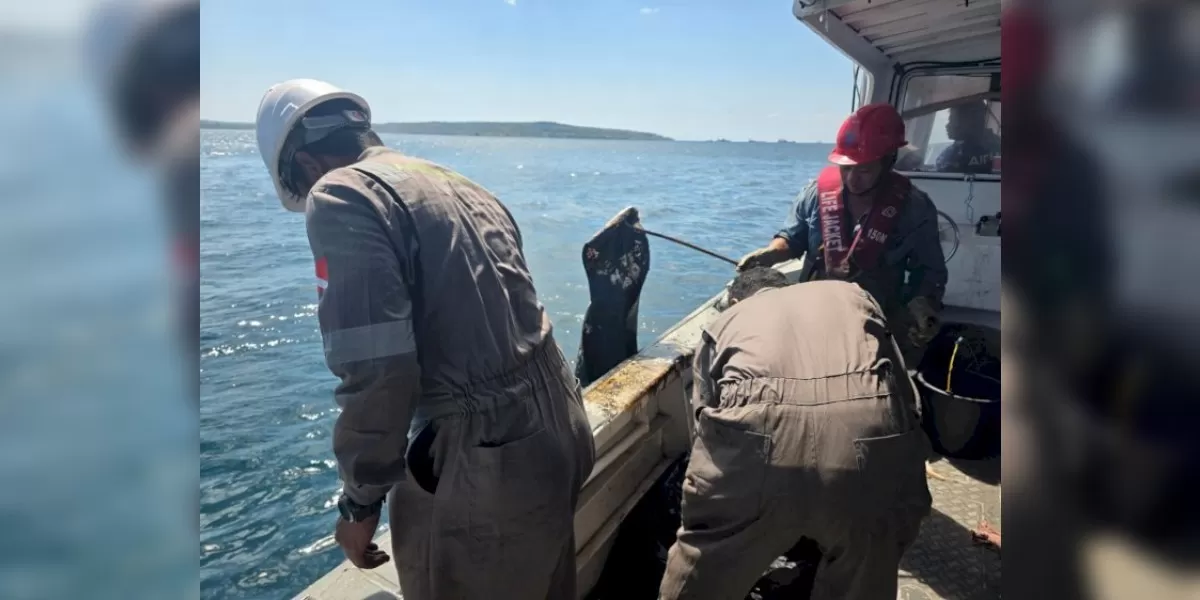 Personel Ditpolairud Polda NTT bersama instansi terkait melakukan pemantauan dan penanganan tumpahan minyak yang mencemari pesisir Pulau Semau, Kabupaten Kupang.  (Foto TBN Polda NTT)