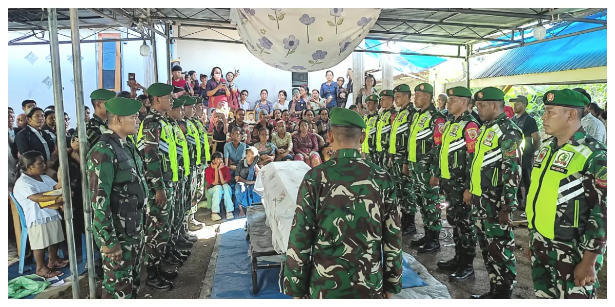 Prosesi pemakaman militer Veteran Pembela Kemerdekaan RI Serka Yohanes Hena Beda di Desa Watoone dipimpin Koramil 1624-02 Adonara Timur penuh khidmat. (Foto Bernad Nara Gere)