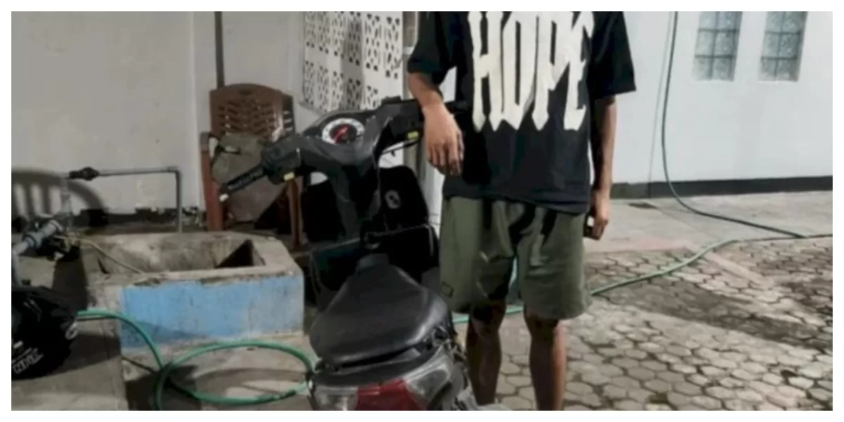 Terduga pelaku pencurian kendaraan bermotor bersama barang bukti sepeda motor Honda Beat hasil curian yang diamankan Tim URC Burhan Satreskrim Polres Ende. (Foto TBN Polres Ende)