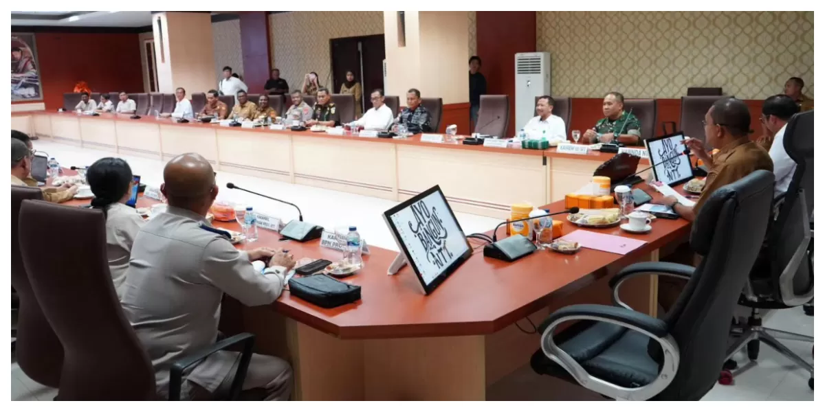 Gubernur NTT Emanuel Melkiades Laka Lena memimpin rapat koordinasi penyelesaian konflik Adonara bersama Forkopimda dan pimpinan perangkat daerah di Kupang. (Foto: Dio Ceunfin)