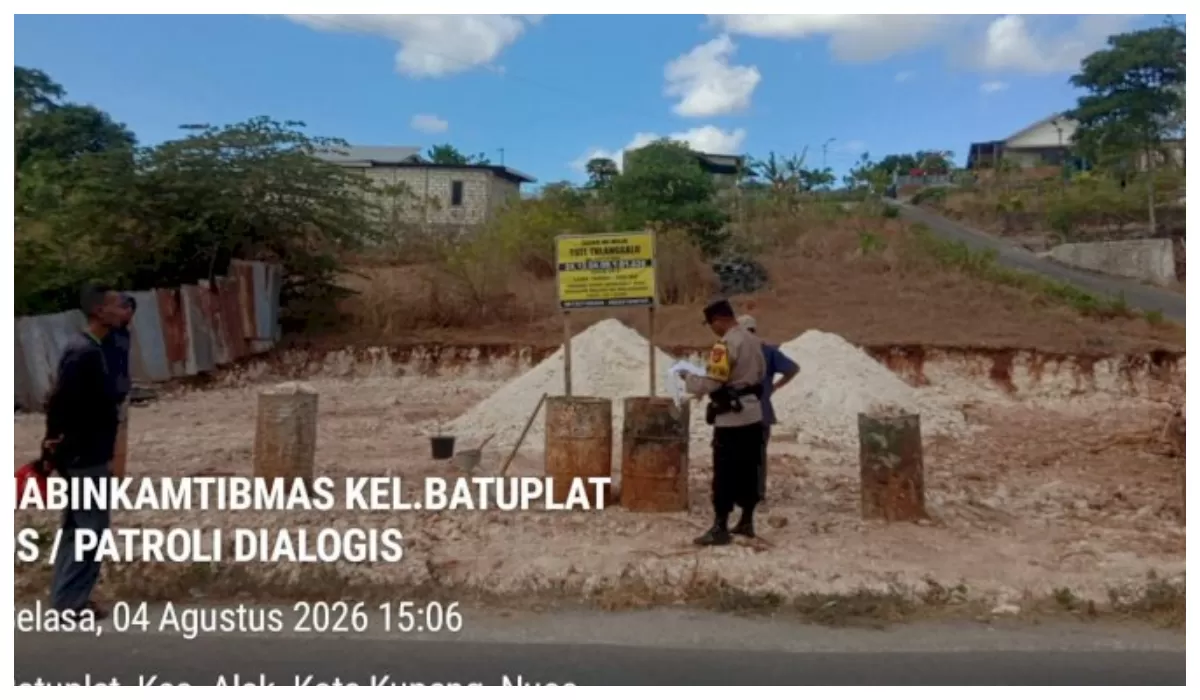 Petugas kepolisian memeriksa lokasi dugaan penyerobotan dan pengrusakan lahan warga di Kelurahan Batuplat, Kecamatan Alak, Kota Kupang, Rabu sore.