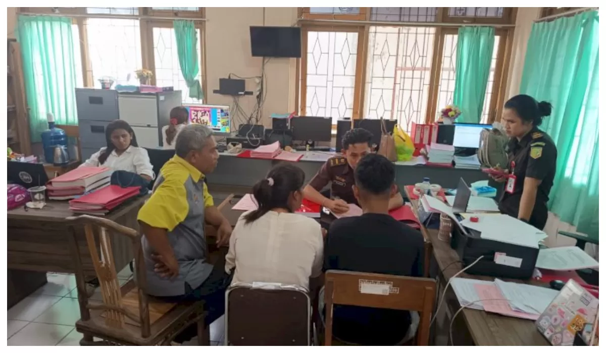 Penyidik dan jaksa memeriksa kelengkapan berkas serta berkoordinasi dalam proses pelimpahan tersangka kasus dugaan persetubuhan terhadap anak di Kota Kupang.