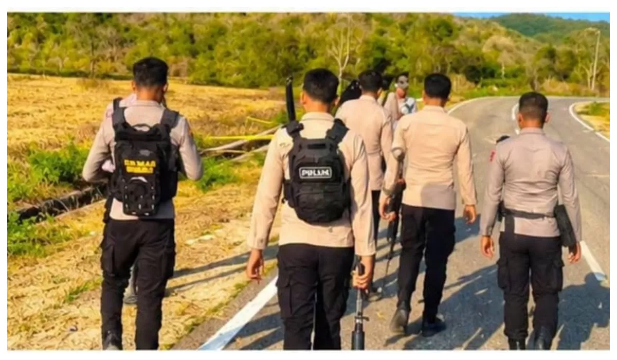 Personel Polres Manggarai Barat berjaga di pos pengamanan kawasan Lengkong Warang, Desa Tanjung Boleng, untuk mencegah konflik susulan dan menjaga keamanan warga.