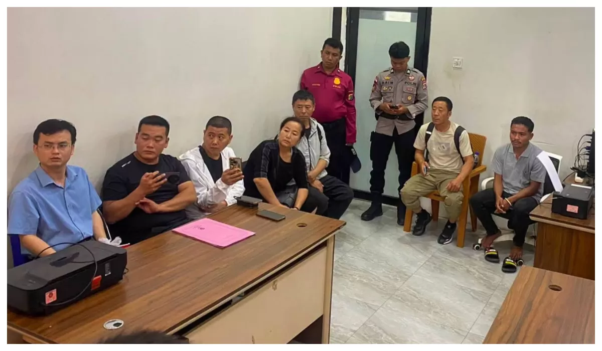 Keluarga korban warga negara China berada di Mapolres Manggarai Barat saat mengikuti proses pendampingan dan koordinasi terkait penyidikan kasus tewasnya pasutri di Pulau Kelor.    (Foto TBN Polres Mabar)
