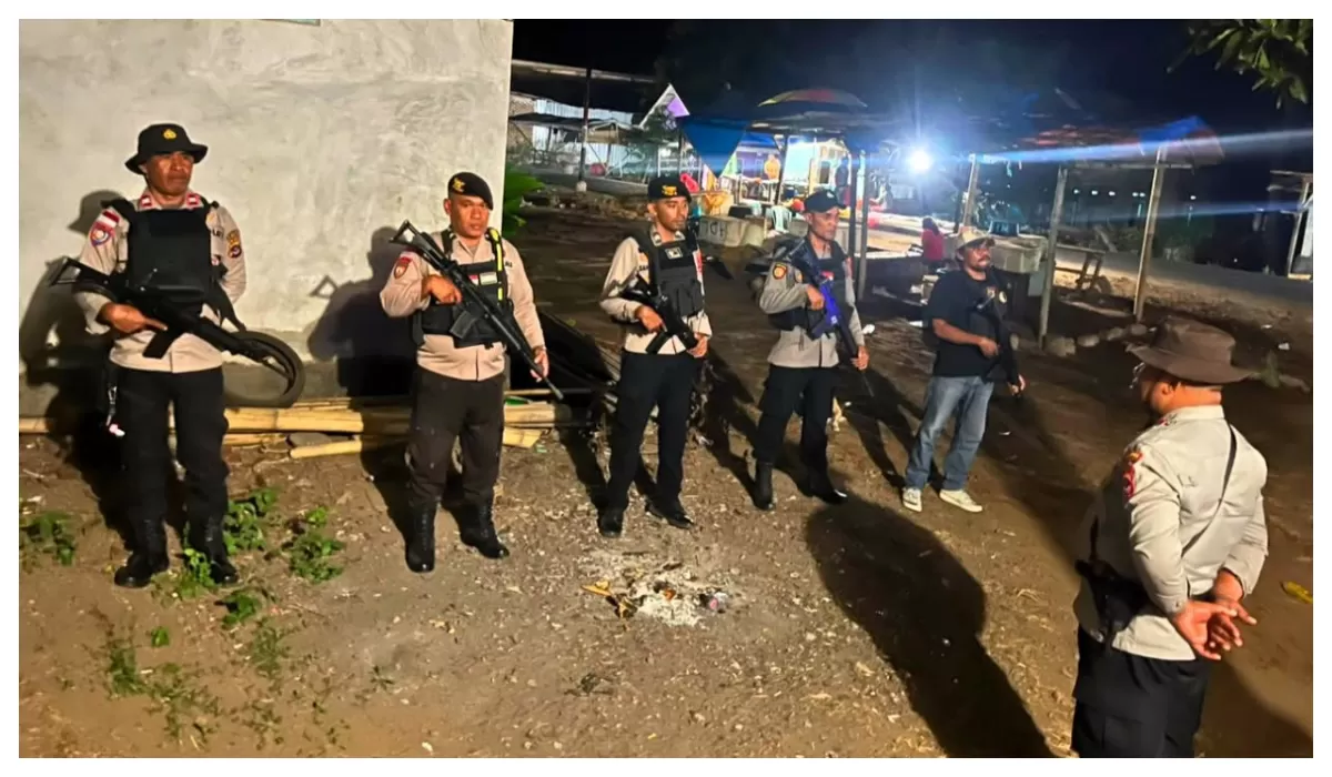 Personel BKO Polres Flores Timur mengikuti apel malam di Pos Pengamanan Lewonara sebelum melaksanakan patroli dialogis di wilayah Kecamatan Adonara Timur. (Foto TBN Polres Flotim)