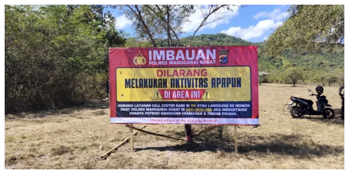  Spanduk imbauan Polres Manggarai Barat terpasang di kawasan sengketa Lengkong Warang, Desa Tanjung Boleng, Kecamatan Boleng, setelah bentrokan warga Kampung Rareng dan Kampung Mbehal. (Foto TBN Polda NTT)