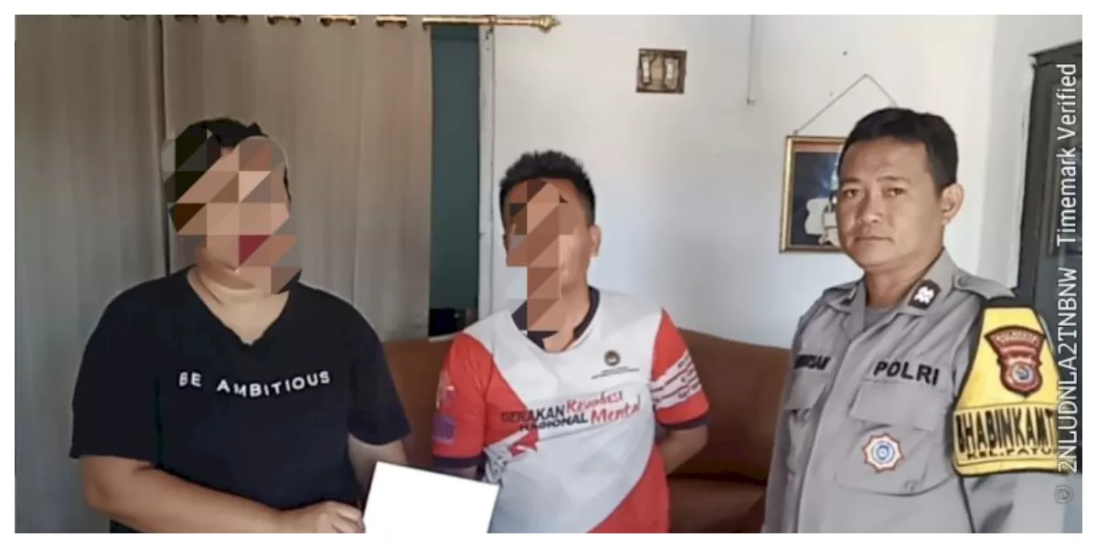 Bhabinkamtibmas Kelurahan Fatufeto AIPTU Boby Andrian memediasi pasangan suami-istri yang terlibat konflik rumah tangga di Jalan Sasando, Kota Kupang, Jumat pagi. (Foto TBN Polresta Kupang Kota)