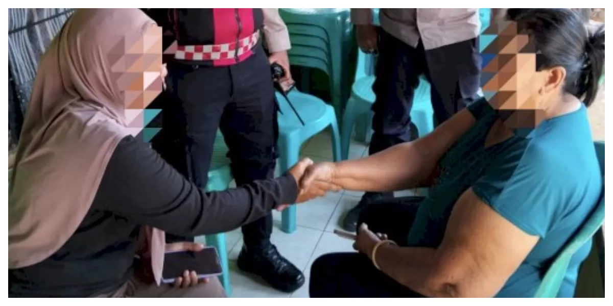  Bhabinkamtibmas Kelurahan Fatululi bersama personel Sat Samapta Polresta Kupang Kota memediasi perselisihan antarwarga terkait dugaan penjualan minyak tanah di lingkungan setempat.