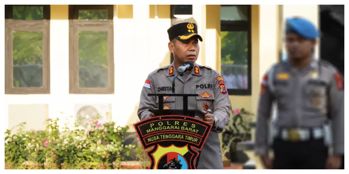  Kapolres Manggarai Barat AKBP Christian Kadang memimpin apel personel di Markas Polres Manggarai Barat, Labuan Bajo. (Foto/ ist)