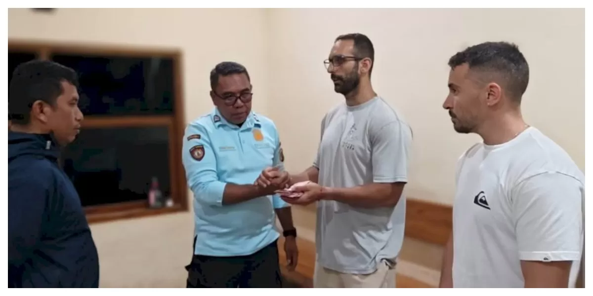Empat wisatawan asing menerima pengembalian dana penuh Rp14 juta seusai mediasi bersama Sat Pamobvit Polres Manggarai Barat di Labuan Bajo, NTT. (Foto TBN Polres Manggarai Barat)
