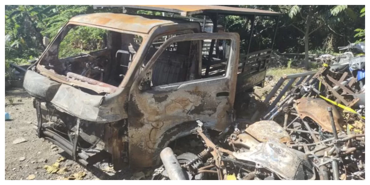 Kondisi kendaraan roda empat dan sepeda motor yang hangus terbakar di kawasan Lengkong Warang, Desa Tanjung Boleng, Manggarai Barat, pasca-bentrokan warga. (Foto TBN Polres Manggarai Barat)
