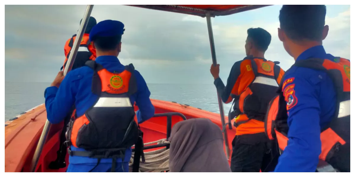 Petugas Basarnas dan Satpolairud melakukan patroli serta penyisiran di perairan Pulau Kelor, Labuan Bajo, untuk mendukung penyelidikan kecelakaan wisata bahari.