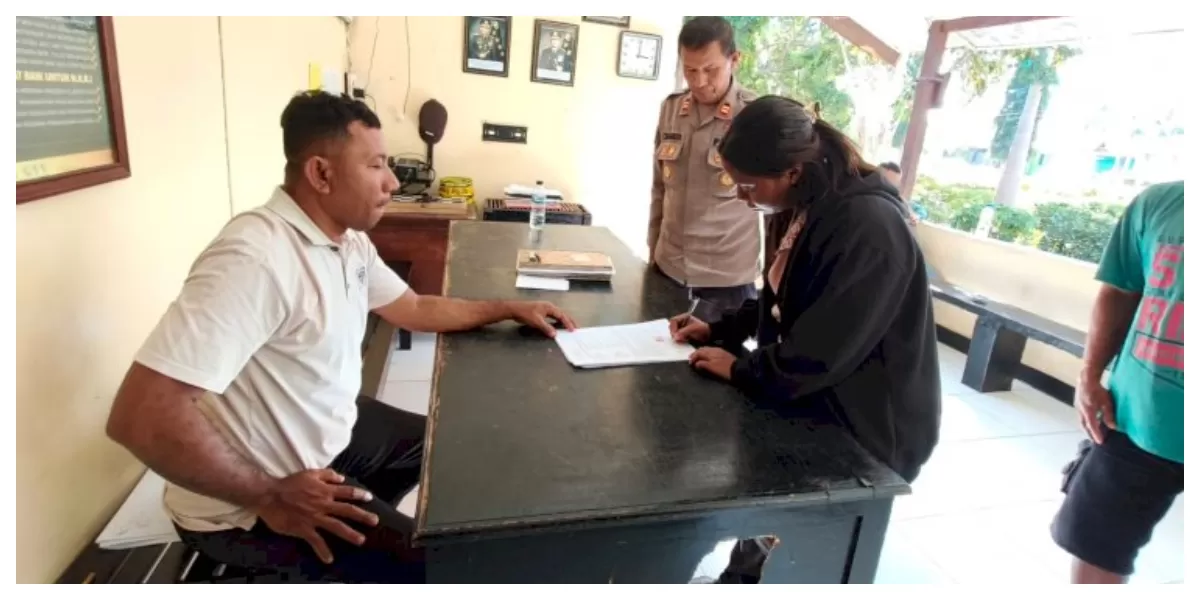Lusia Luju menandatangani dokumen di kantor kepolisian setelah ditemukan selamat, sebagai bagian proses administrasi dan penyelesaian laporan orang hilang keluarganya. (Foto/ TBN Polres Sikka)