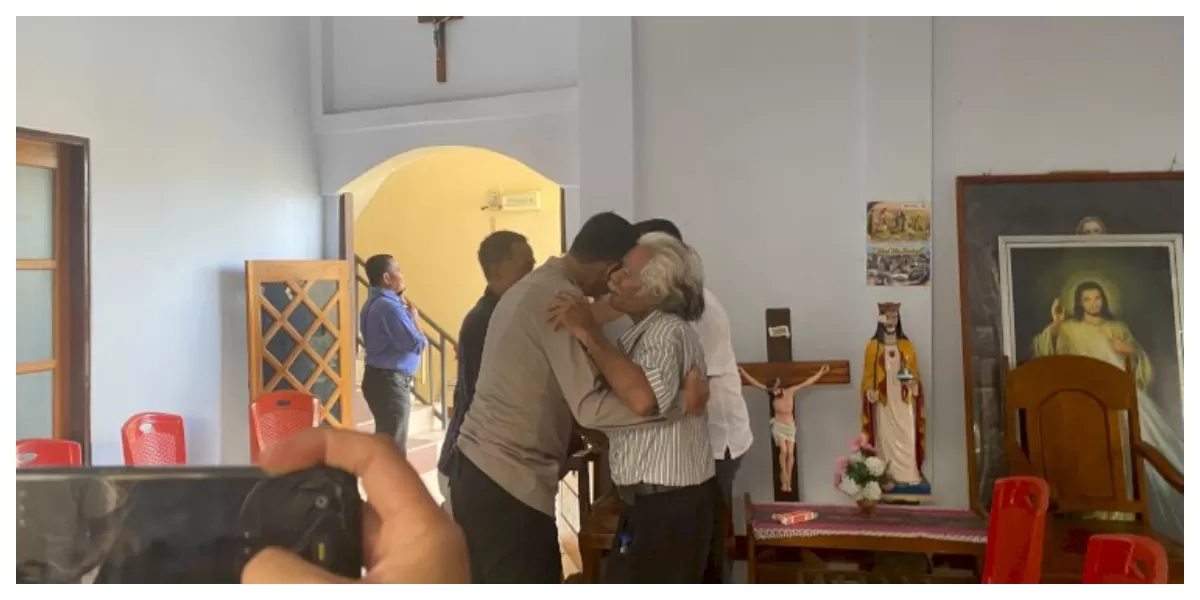 Salah satu tokoh adat memeluk seorang anggota kepolisian usai upacara adat dan penandatanganan surat pernyataan damai di Waiwerang, Flores Timur. (Foto TBN Polda NTT)