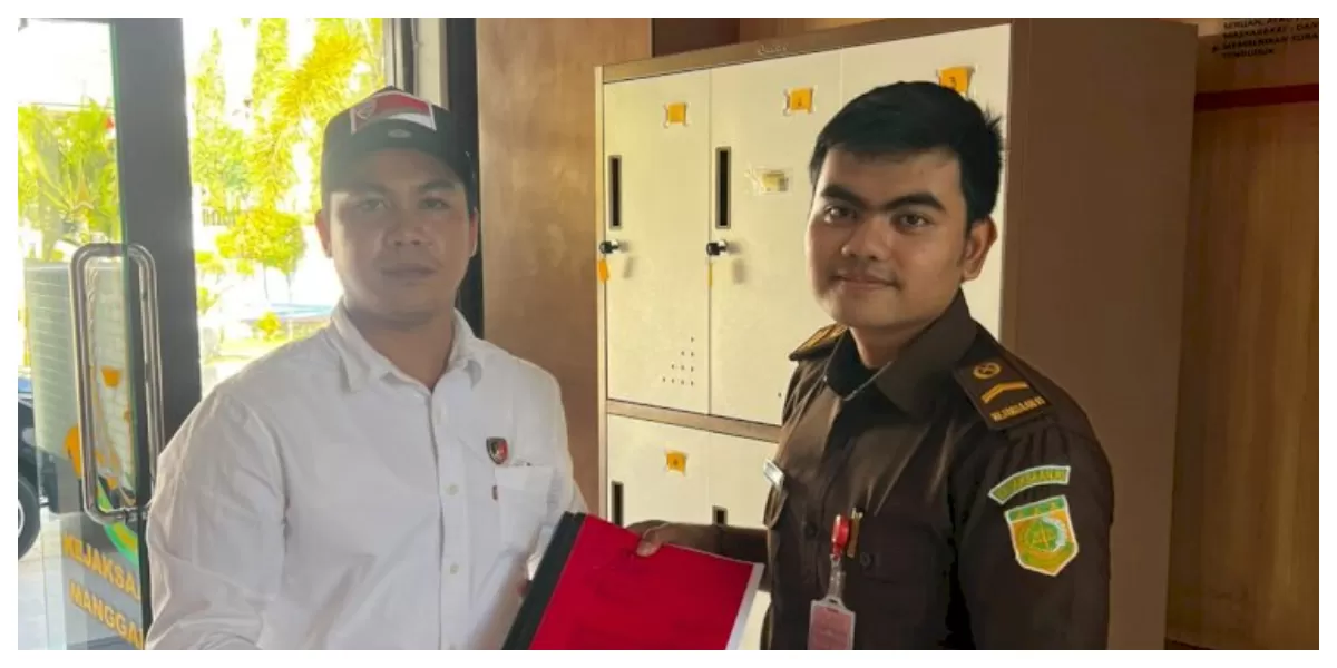 Penyidik Unit IV PPA Satreskrim Polres Manggarai Barat menyerahkan berkas perkara dugaan pencabulan anak kepada jaksa Kejaksaan Negeri Manggarai Barat, Senin. (Foto TBN Polres Mabar)