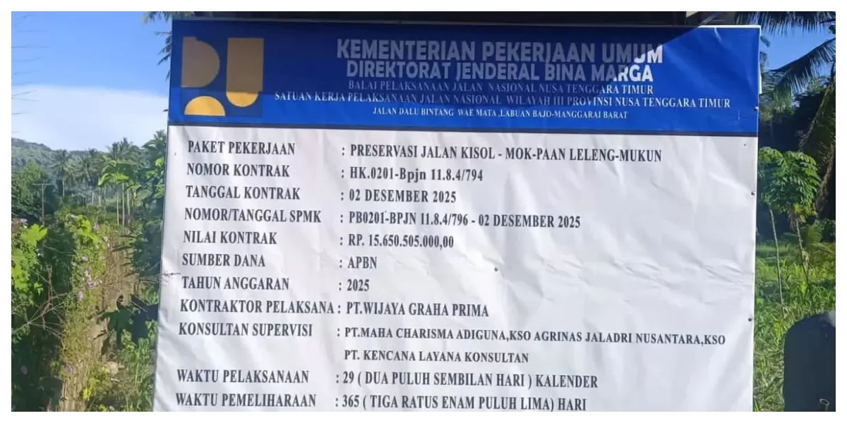 Papan informasi proyek Preservasi Jalan Kisol&ndash;Mok&ndash;Paan Leleng&ndash;Mukun di Manggarai Timur bernilai Rp15,65 miliar yang menjadi sorotan terkait kualitas pekerjaan. (Foto/ Ejhi Serlenso)
