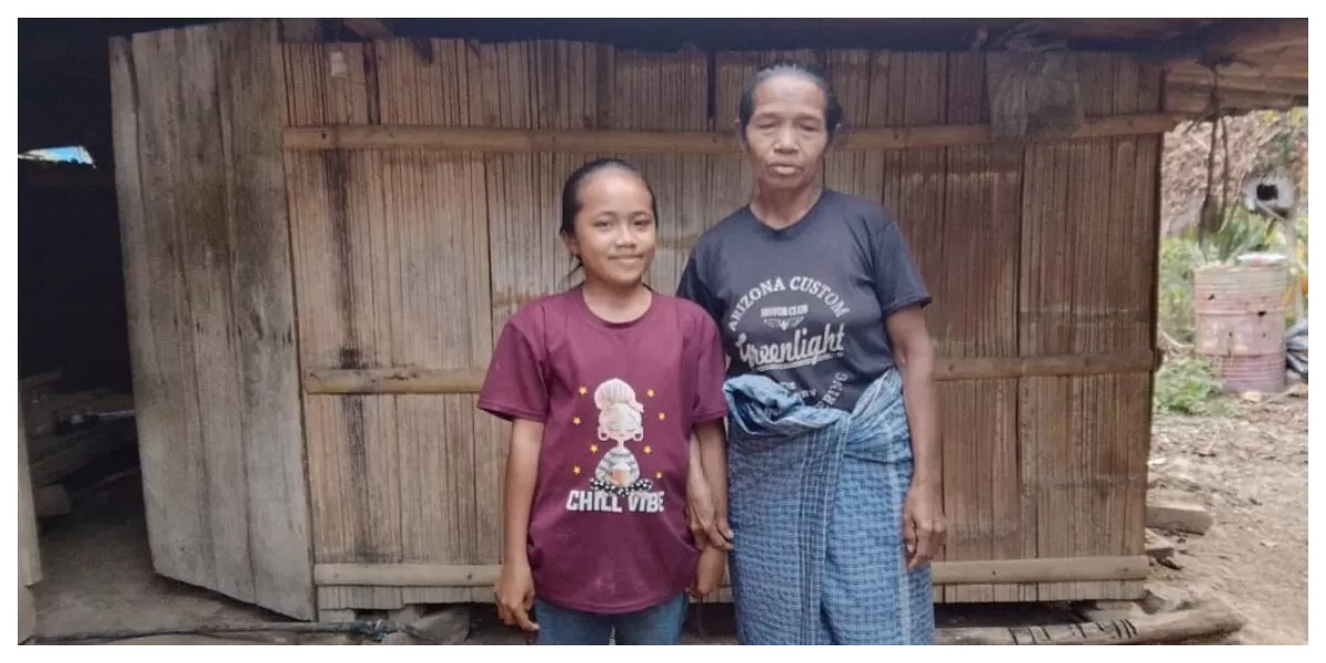 Marselina Lovelia Kurniati Rindu bersama neneknya, Katarina Labe, di depan rumah sederhana mereka di Desa Rana Gapang, Kecamatan Elar, Manggarai Timur. (Foto/ ist)