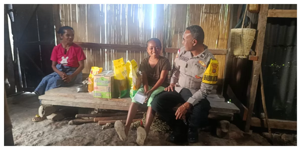  Bhabinkamtibmas Desa Rana Gapang, Aipda Lalu Sukiman, menyerahkan bantuan sembako dan uang kepada Marselina Lovelia Kurniati Rindu (Cinta) dan neneknya, Katarina Labe, di rumah mereka. (Foto/ Ejhi Serlenso)